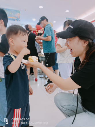 威尼斯37266富春江购物广场7周年店庆蛋糕齐分享
